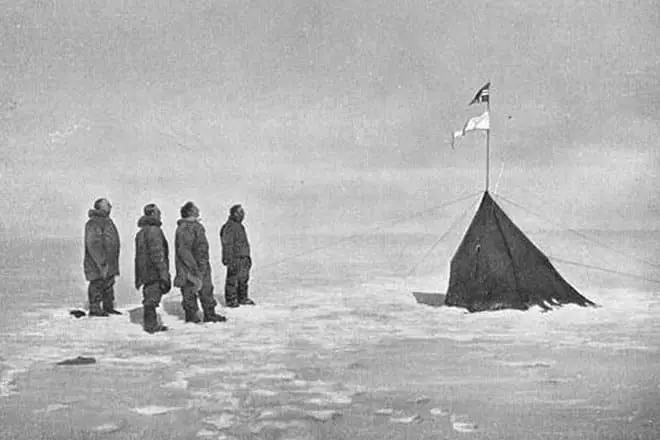 E ahlotse amundsen on South Pole