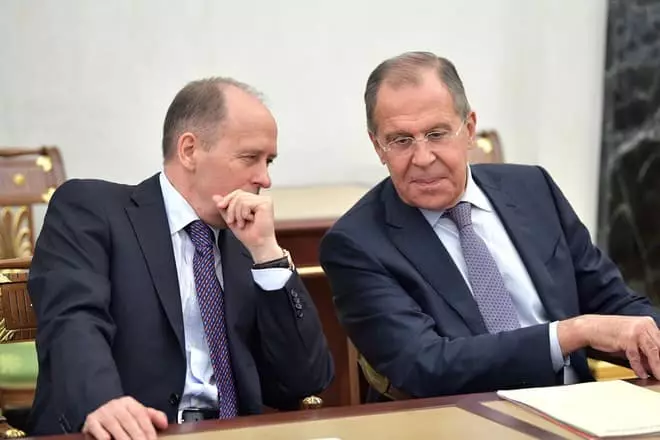 ألكسندر بورتنيكوف وسيريجي لافروف في الاجتماع