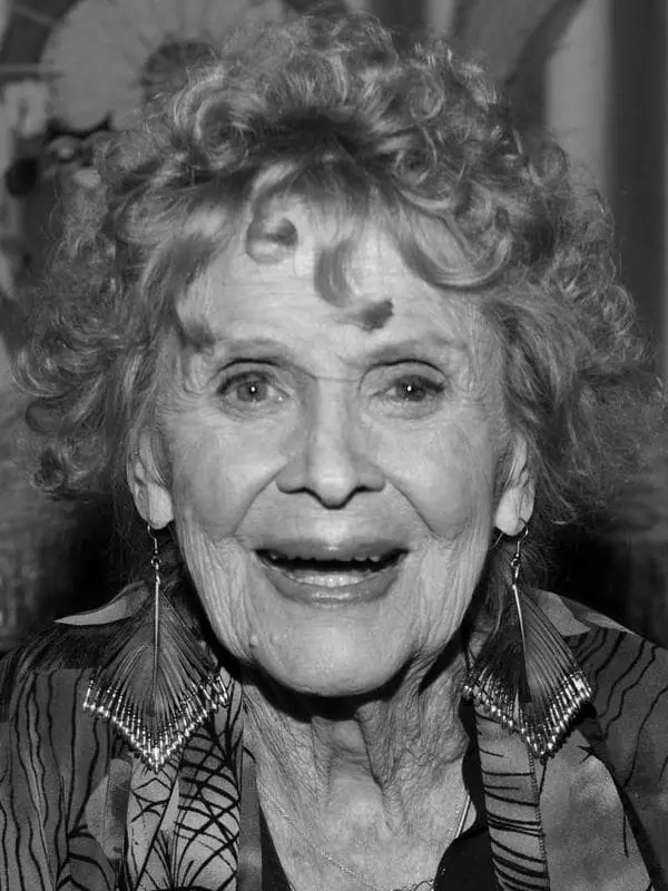 Gloria Stewart - 写真、伝記、個人的な生活、死の原因、「タイタニック」