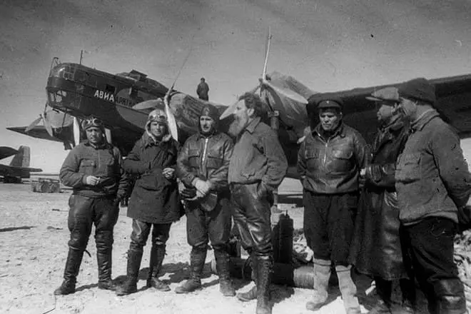 Participanten vun der Expeditioun Nordpol 1, Helden vun der Sowjetunioun: I. Spirit, M. Shevelev, M. Babushkin, O. YoKIVEVEV