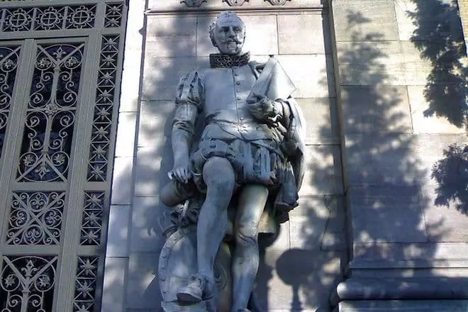 Monument Miguel De Cervantes sa Madrid