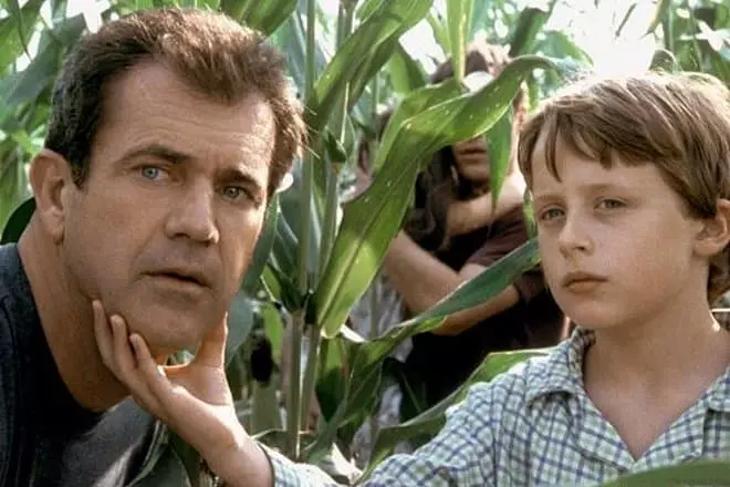 Mel Gibson sy Rory Calkin (frame avy amin'ny sarimihetsika "famantarana")
