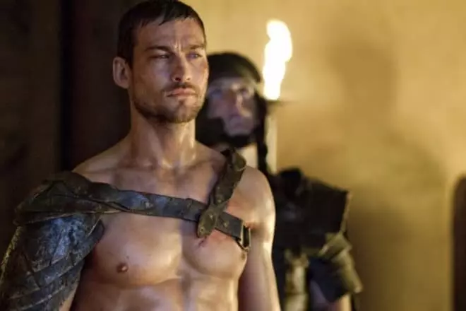 Andy Whitfield como Spartacus