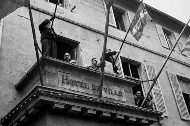 Charles de Gaulle yn 'e befrijde Cherbour