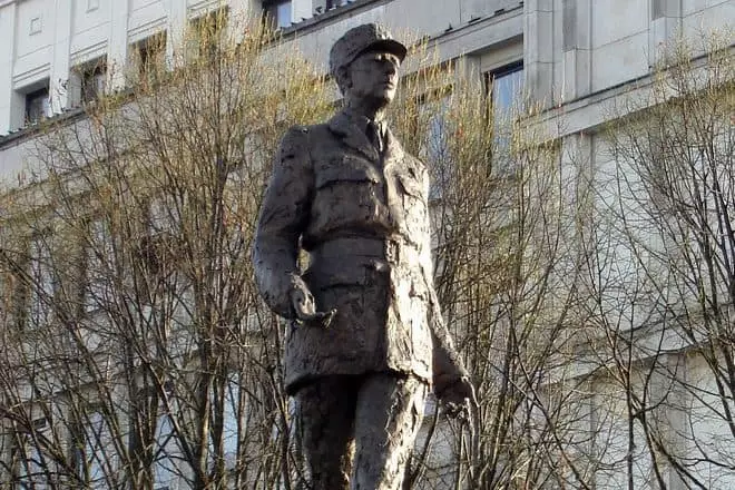 Monument til Charle de Gavel i Warszawa