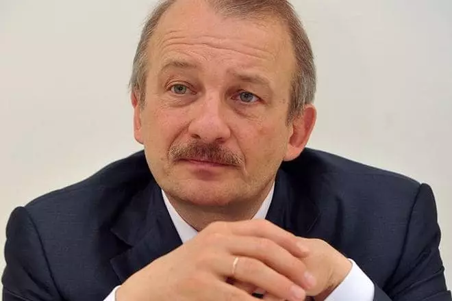 State Worker Sergey Alekshenankonko