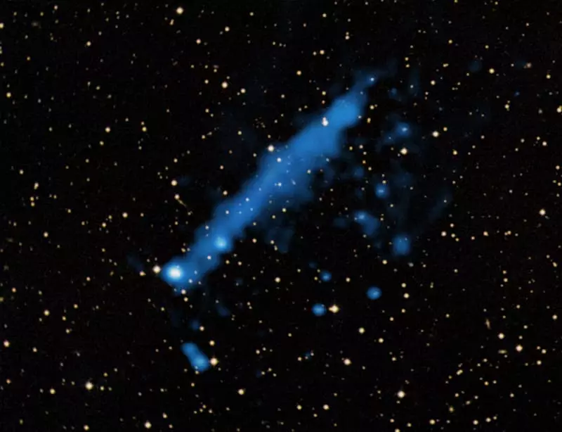 Изработена от X-Ray Pulsar Psr J0357 + 3205, забележим за опашката си, достигайки 4 светлинни години в Trthnik (https://www.nasa.gov/multimedia/imagegallery/image_feature_2038.html)