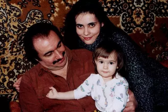 Marina dan Sergey Dyachenko dengan anak perempuan