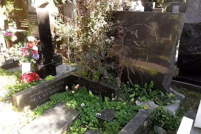 Mikhail Roma's Grave og Elena Kuzmina på Novodevichy Moskdom Cemetery