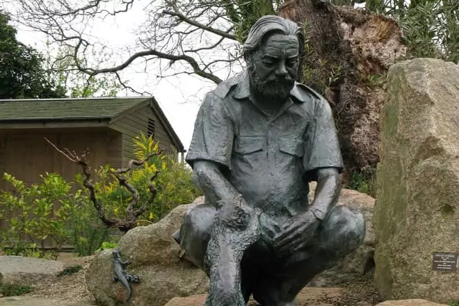 Monument til Gerald Darrell i Jersey Zoo