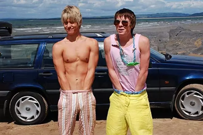 Mitch Hewer және Джозеф Демпсей («Молокосоз» телехикаяларының жақтауы)