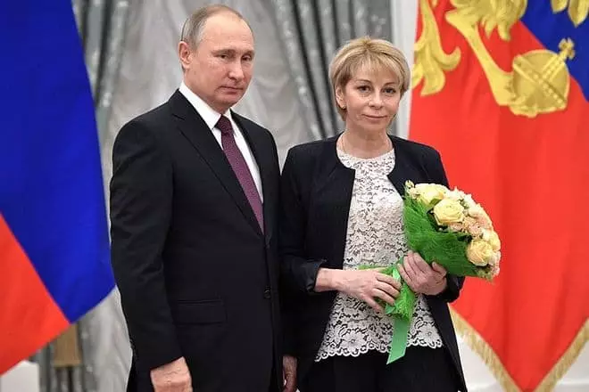 Vladimir Putin kaj Elizabeth Glinka en 2016