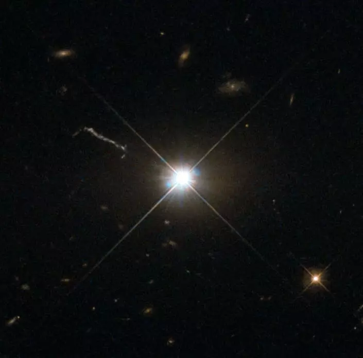 De roude Verréckelung vum nooste Quasar 3C 273 zum Sonnesystem ass nëmmen z = 0,158 (https://esahnBle.org1a/.)