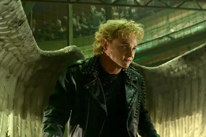 Ben Hardy v roli anděla (rám z filmu
