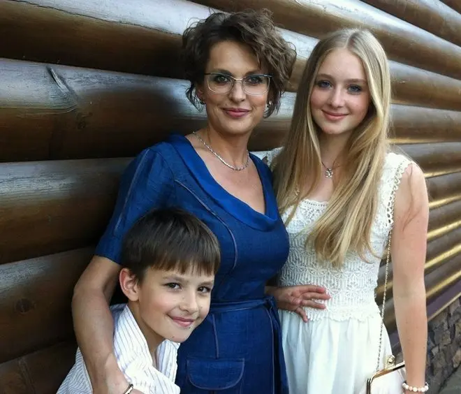 Svetlana Bodrov dengan anak-anak