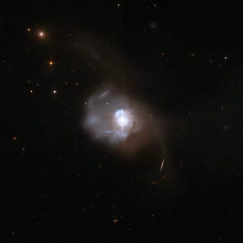 UGC 8058 Galaxy, në qendër të të cilit është quasar (https://esahubble.org/images/opo1531b/)