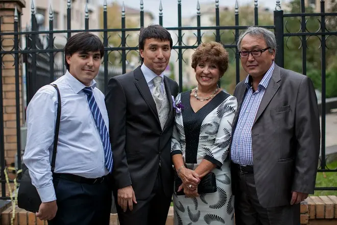 Ebeveynler ve erkek kardeş ile Dmitry Abzalov