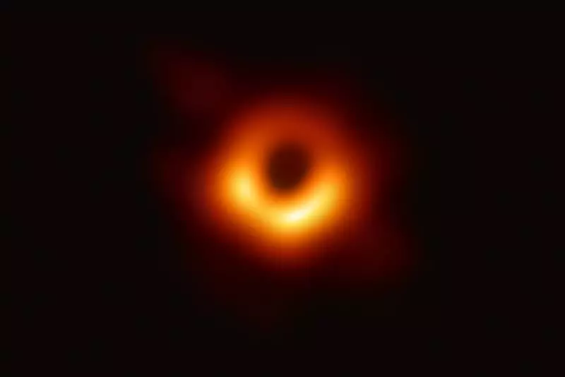 Foto must auk kesklinnas M87 Galaxy, mis on saadud kasutades EHT projekti teleskoop (https://eventhtorizoneescope.org/press-release-april-10-2019-Aptronomaatsia-Capture-First-mage-Black -hole)