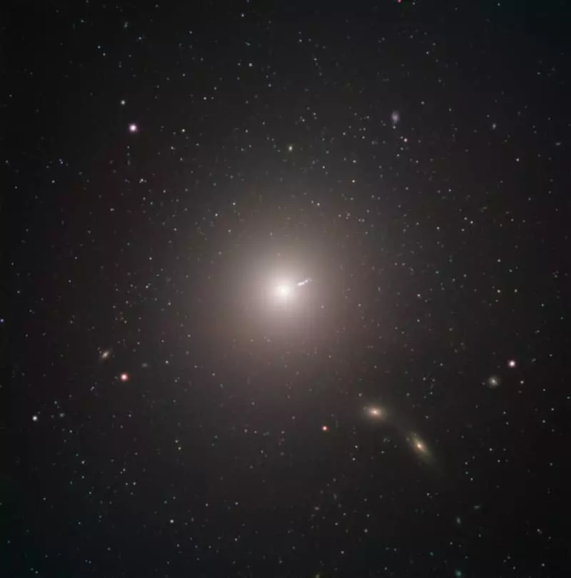 Il buco nero supermassante al centro della galassia Messier 87, rimosso il telescopio VLT, si distingue da un potente jet - un getto della sostanza gettata nello spazio esterno (https://www.eso.org/public/russia/ Immagini / ESO1907b /)