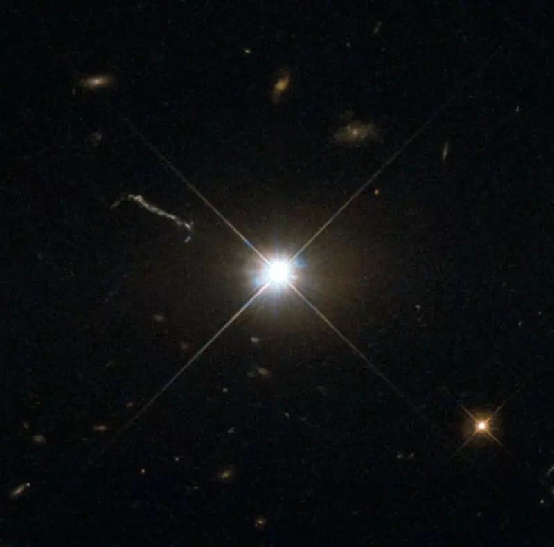 మొదటి త్రైమాసికంలో దొరకలేదు Quasar 3C 273, కన్య యొక్క కూటమిలో ఉన్న, హబుల్ టెలిస్కోప్ (ESA / హబుల్ & NASA, https://www.nasa.gov/content/goddard/nasas-hubble- గెట్స్-ది-బ్రైట్-క్వాసార్ -3C-273 / #. Ymnppvkzbiv)