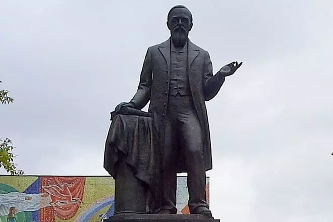 Monumen untuk Vasily Klyuchevsky di Penza