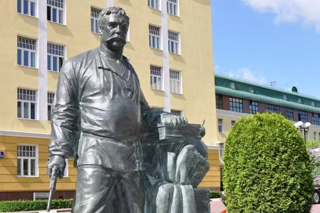 Monumento al Pavel Luspiceyev nell'immagine della VeriShchagin