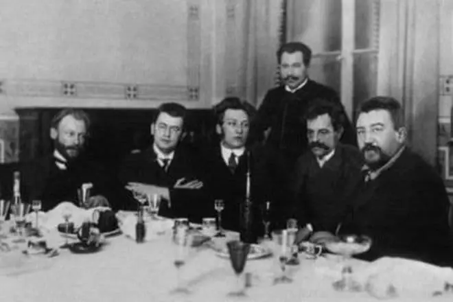 Arkādijs Averchenko (otrais pa kreisi) Satirikon žurnāla redakcijā