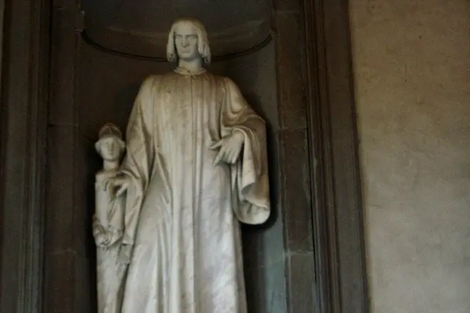 Statuja Lorenzo Medici në Galerinë e Facade Uffizi