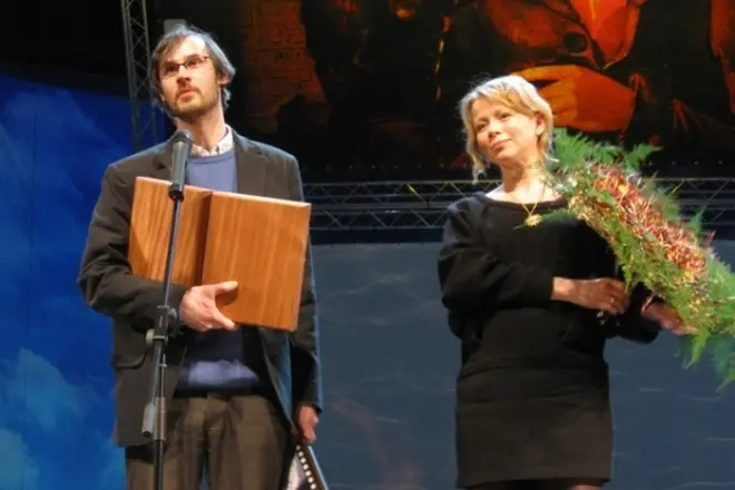 Evgeny Semenov i glumica Aleksandar Kulikov sa nagradom