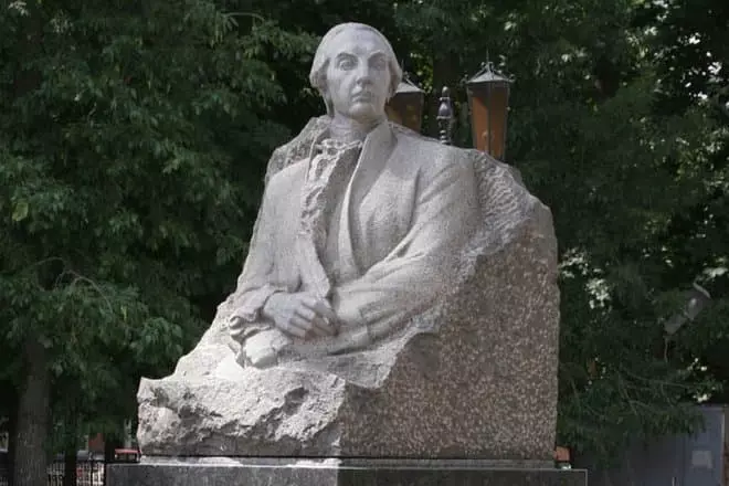 Monumento kay Alexander Radishchev sa ganghaan sa Saradov Art Museum
