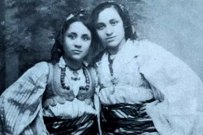 年輕的母親特蕾莎和她的妹妹aha在馬其頓民間服裝