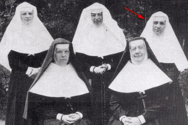 Mor Teresa med nonner