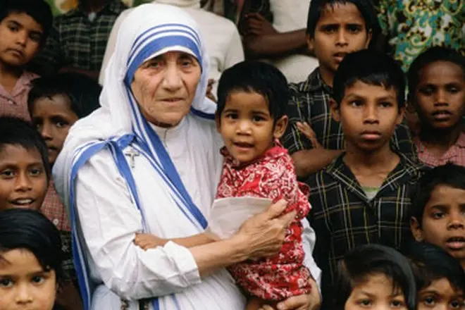 Äiti Teresa lasten kanssa