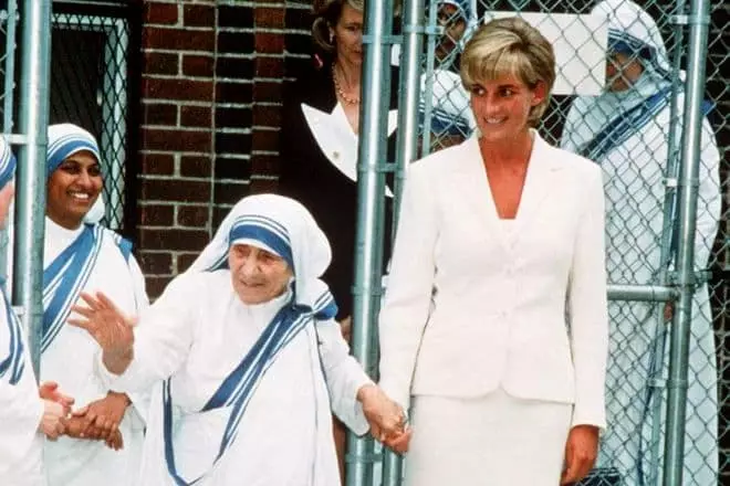Teresa anya és Diana hercegnő
