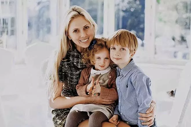 Ekaterina Parfenova lasten kanssa