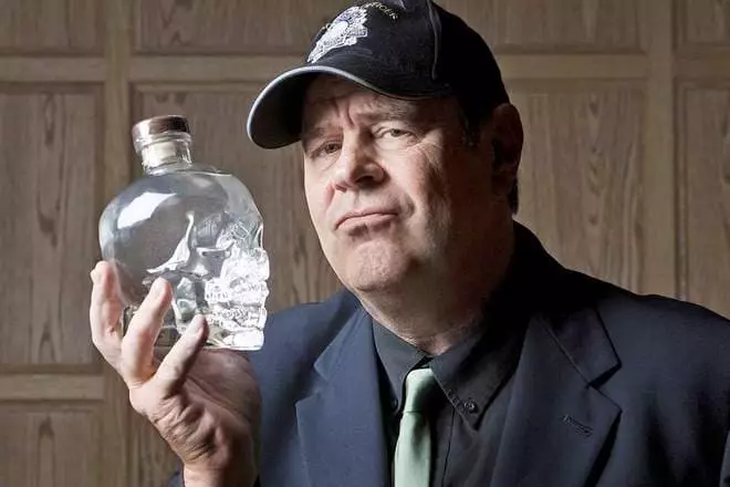 Dan Eykroyd markalı bir şişe votka ile