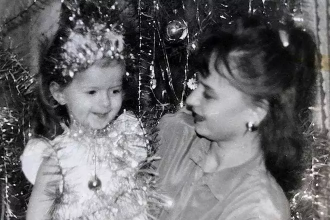 Alna Venum w dzieciństwie z mamą