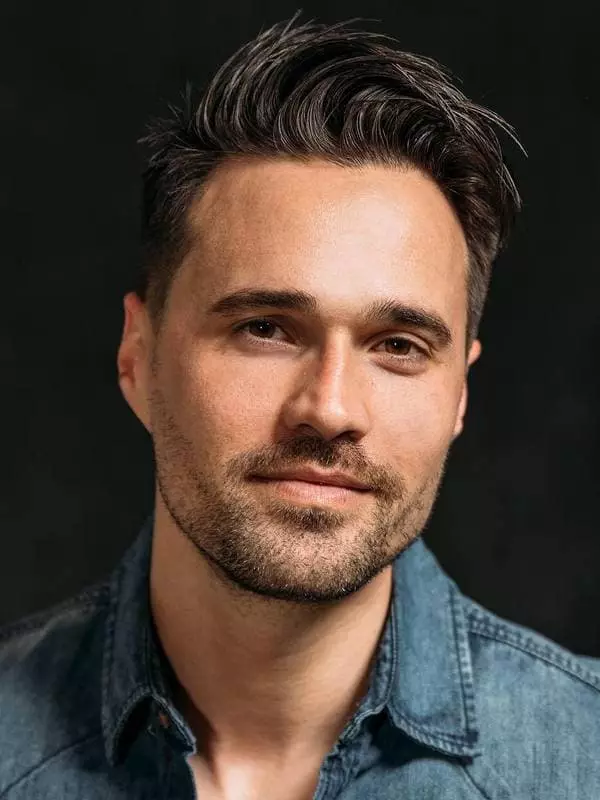 Brett Dalton - Foto, Biografio, Persona Vivo, Novaĵoj, Filmoj 2021