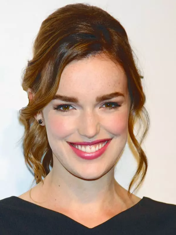 Elizabeth Henstridge - wêne, biyografî, jiyana kesane, nûçe, fîlim 2021