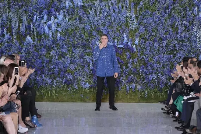 RAF Simons ar an podium