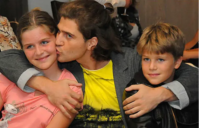 Andrei Kondrakhin con niños