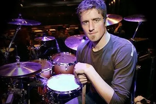 Baterista Daniel Adair.