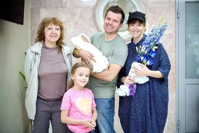 Martha Timofeeva dengan keluarga
