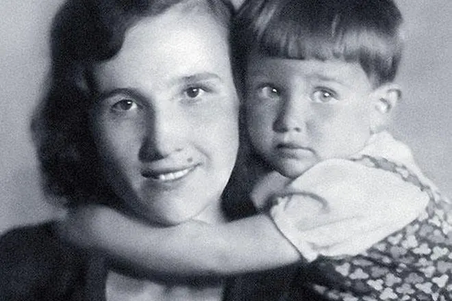 Инга Будкевич у детињству са мамом