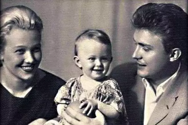 Inga Budkevich dhe Eduard Izotov me vajzën e tij Veronica