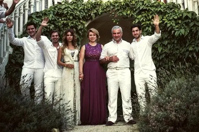 Tata Karapetyan với gia đình