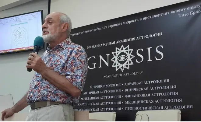 Rektor saka Akademi Moskow Moskow Astrologi Mikhail Levin