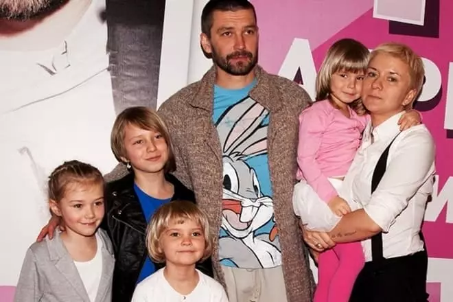 Valeria Roman e Vladimir Crystovsky com crianças