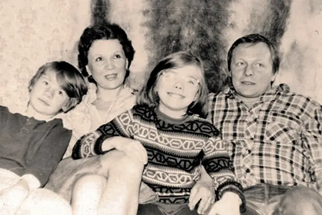 ऐलेना डेमिडोवा अपने पति बोरिस गैकोइन और बच्चों Vlad और मारिया के साथ