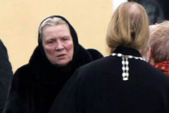 Elena Demidova en el funeral del hijo de Vladislav Galkina